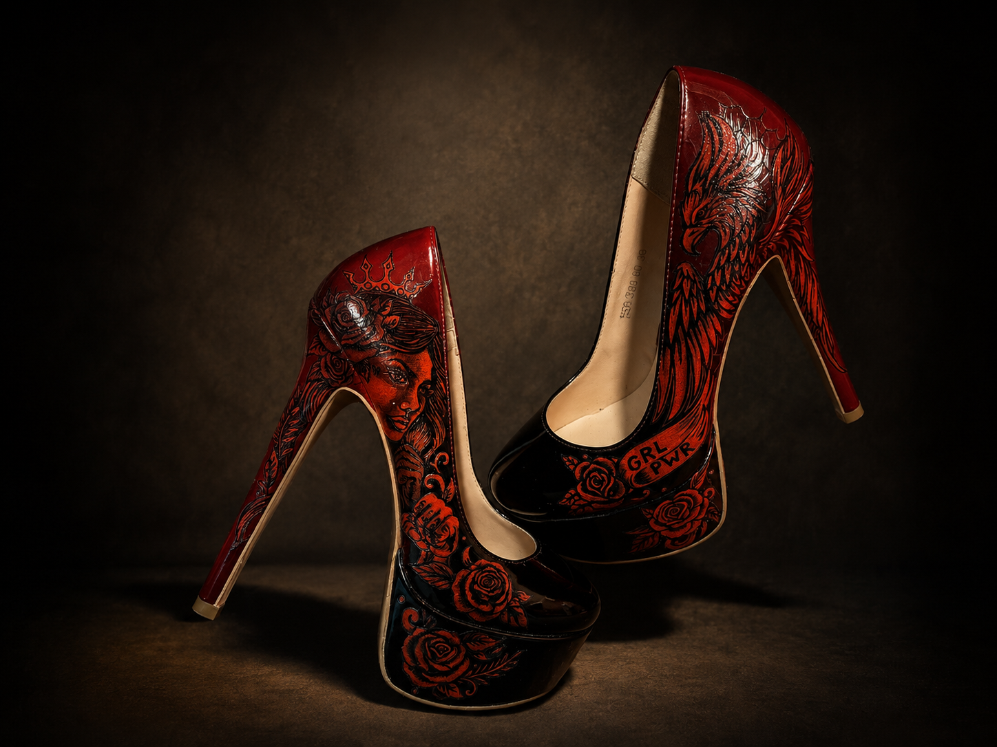 high heels tattooed black+red BOL
